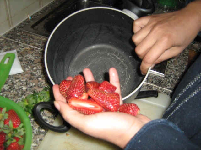making strawberry jelly