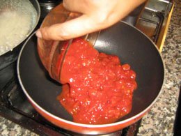 put tomato pur into pan