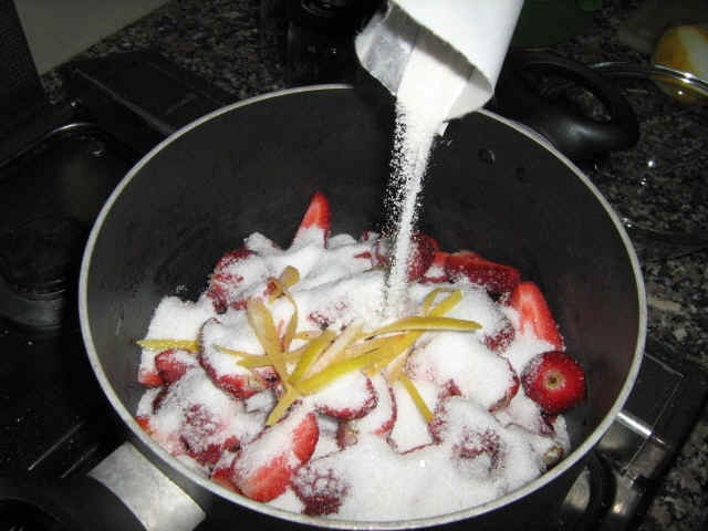making strawberry jelly